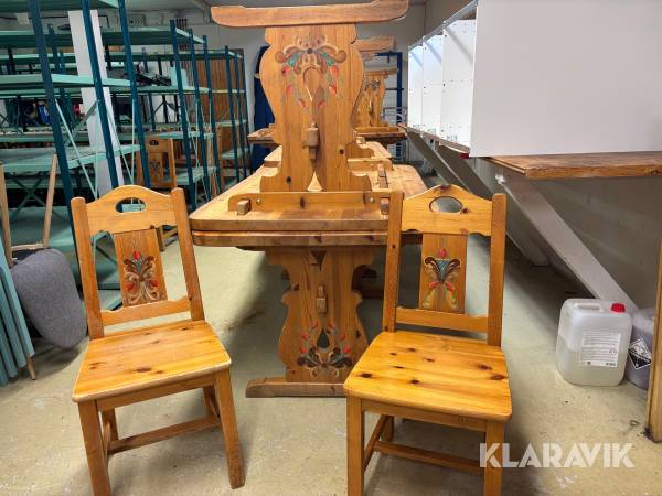 Träbord med stolar