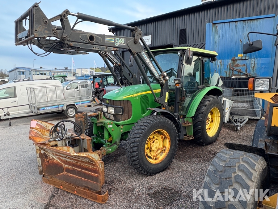 Traktor John Deere 5620 med vikplog, sandspridare och skopa