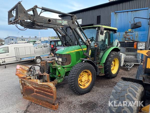 Traktor John Deere 5620 med vikplog, sandspridare och skopa