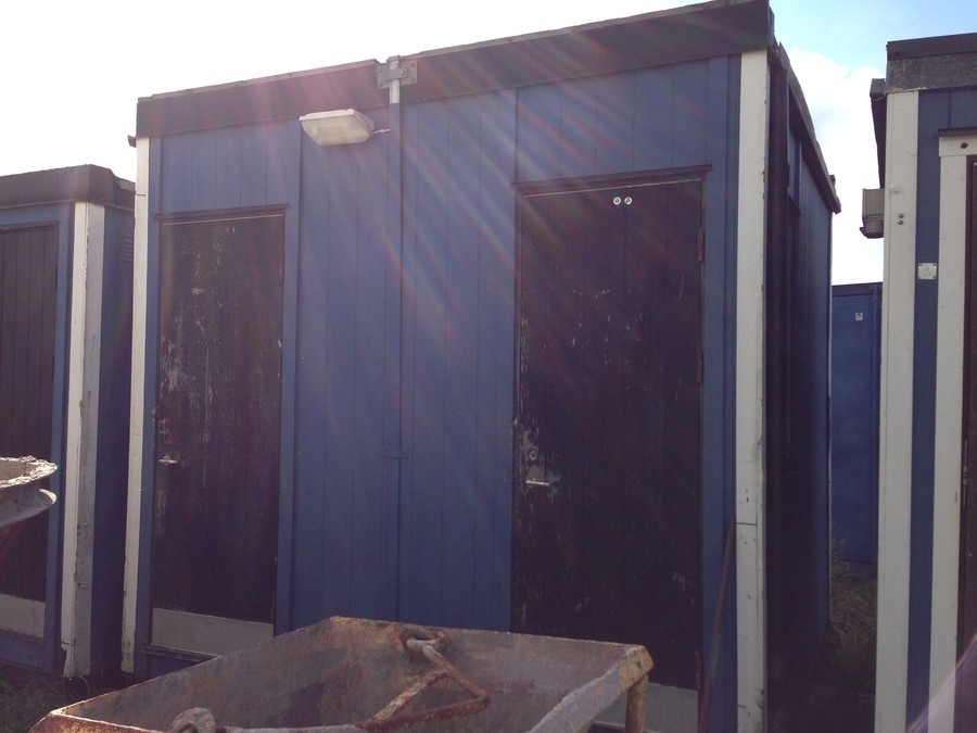 Toalettbod Isolerad WC-bod Bod med separerade toaletter och handfat