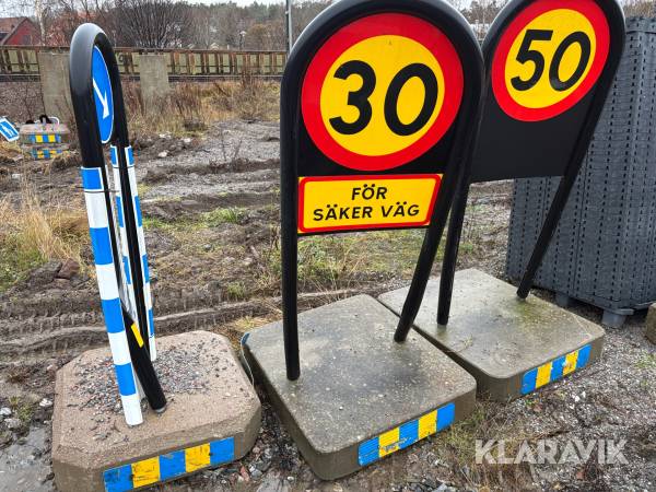 Vägskyltar med betongfötter