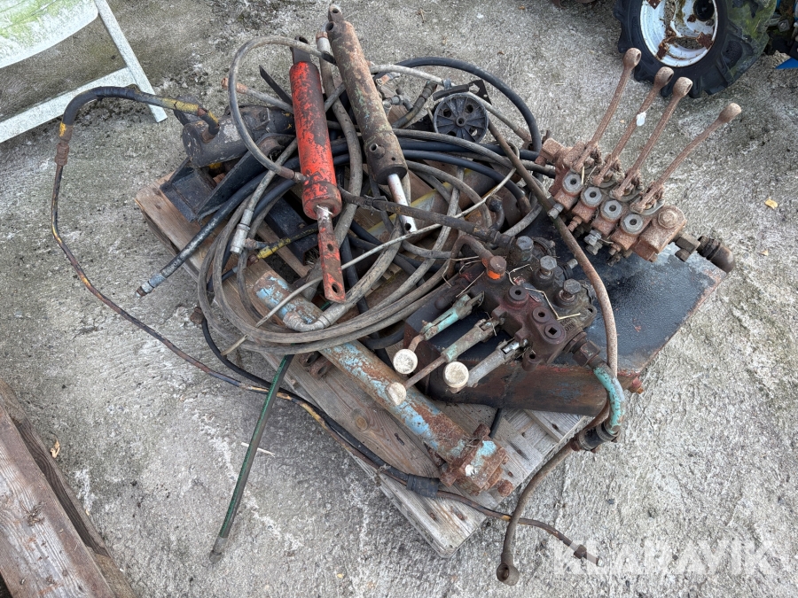 Hydrauliska tillbehör kolvar, slangar samt reglage