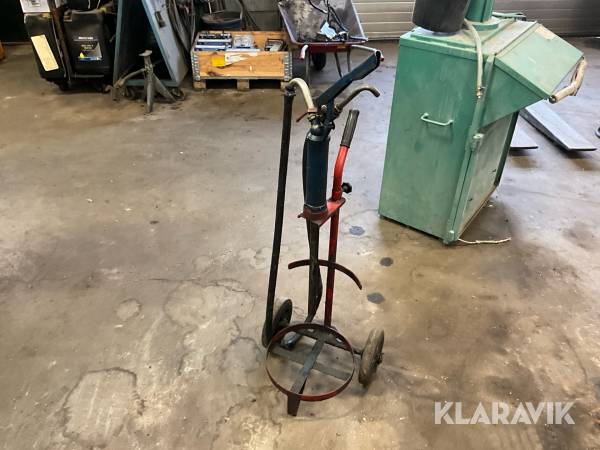 Stativ för oljefat med pump