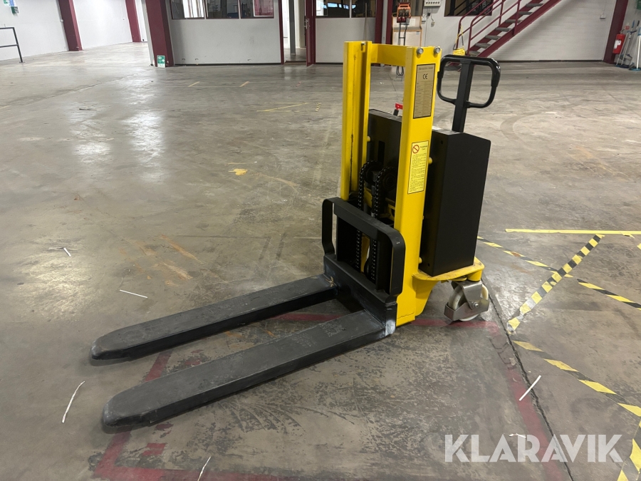 Staplare med elektrisk lyftmotor. Intra