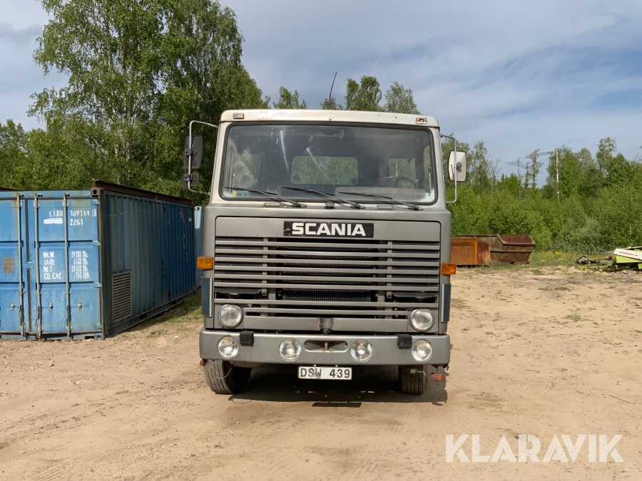 Trailerdragare Scania LB110 med maskintrailer