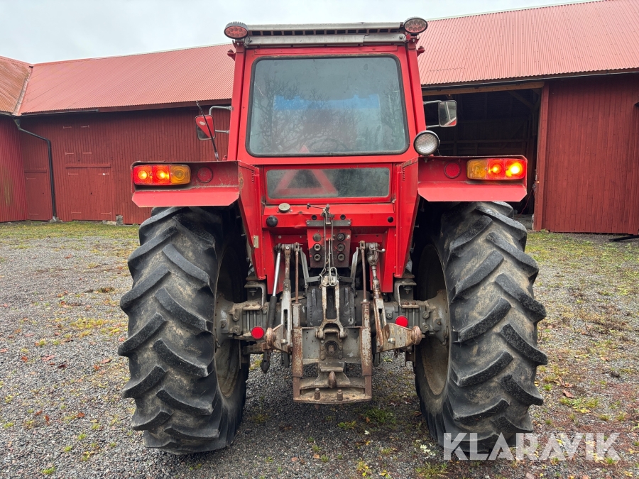 Traktor Massey Ferguson 590 med lastare och redskap