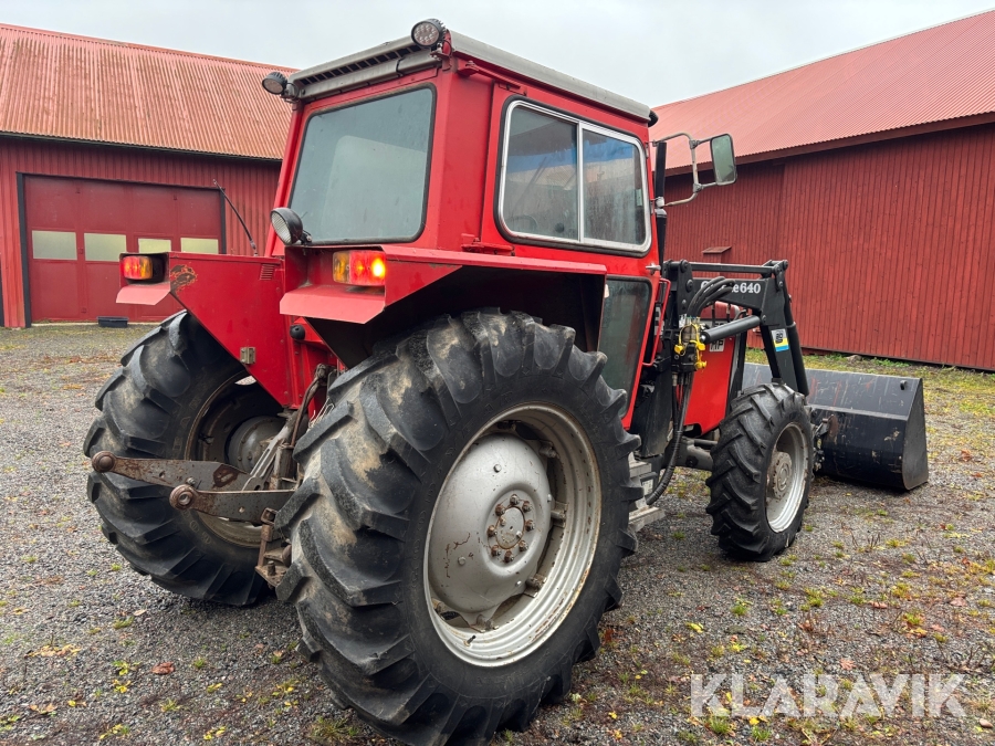Traktor Massey Ferguson 590 med lastare och redskap