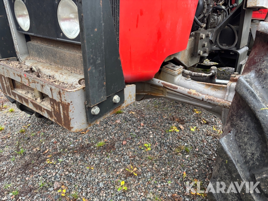 Traktor Massey Ferguson 590 med lastare och redskap