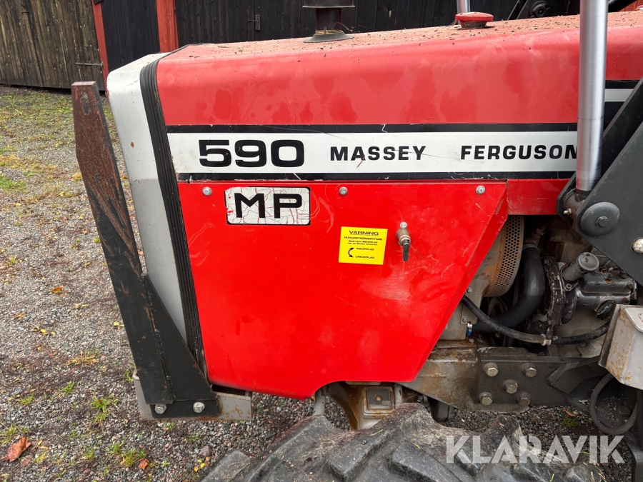 Traktor Massey Ferguson 590 med lastare och redskap