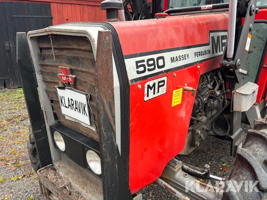 Traktor Massey Ferguson 590 med lastare och redskap