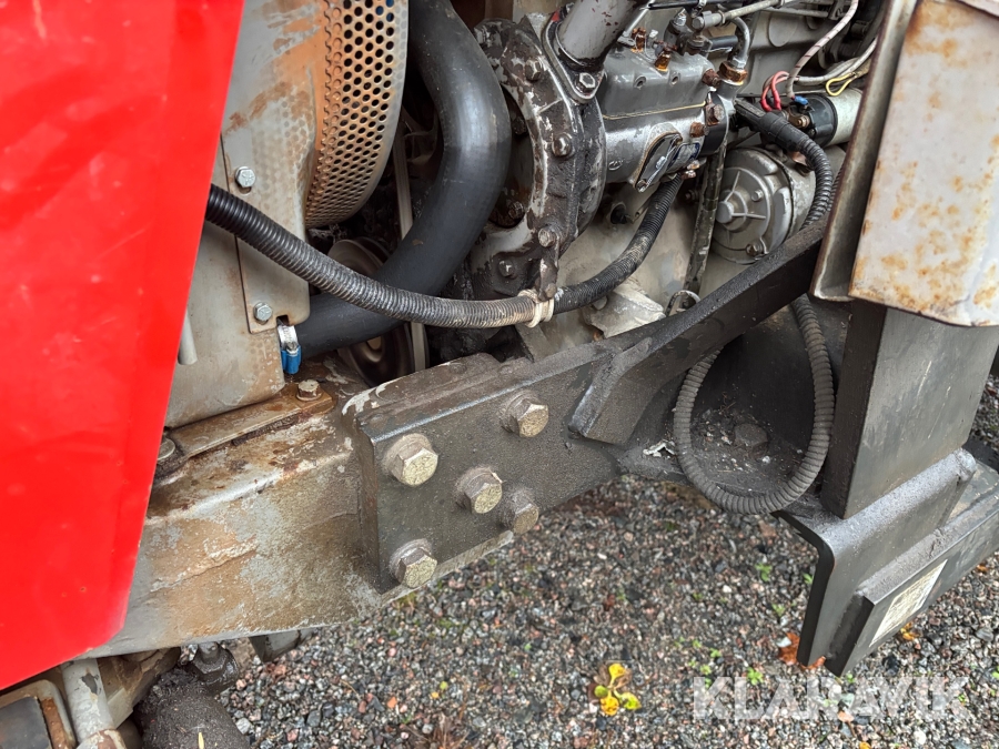 Traktor Massey Ferguson 590 med lastare och redskap