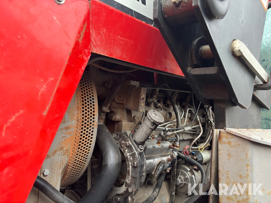 Traktor Massey Ferguson 590 med lastare och redskap
