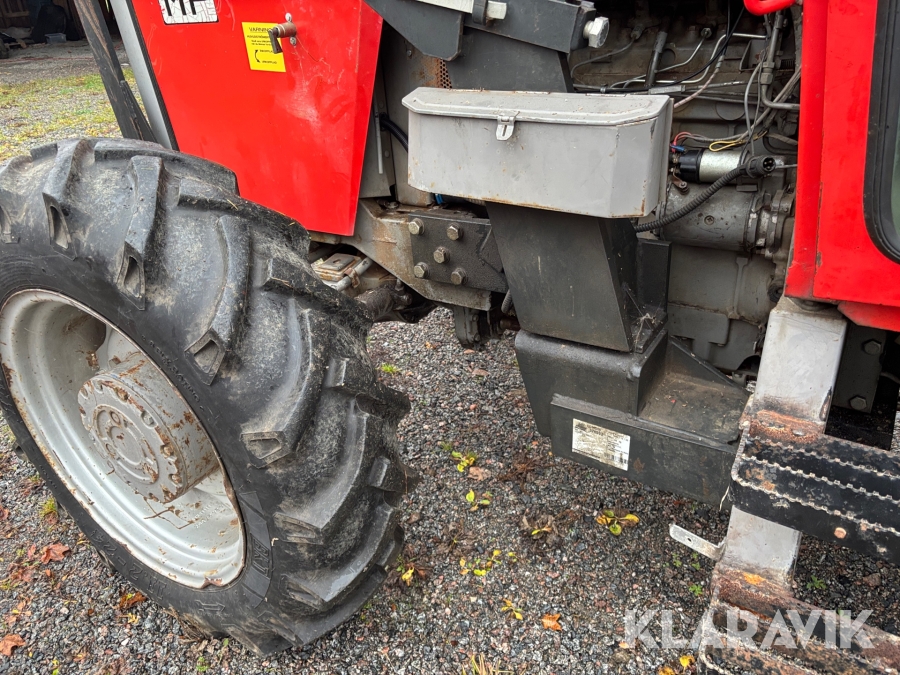 Traktor Massey Ferguson 590 med lastare och redskap