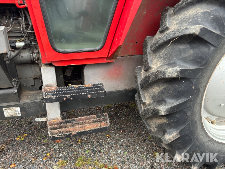 Traktor Massey Ferguson 590 med lastare och redskap