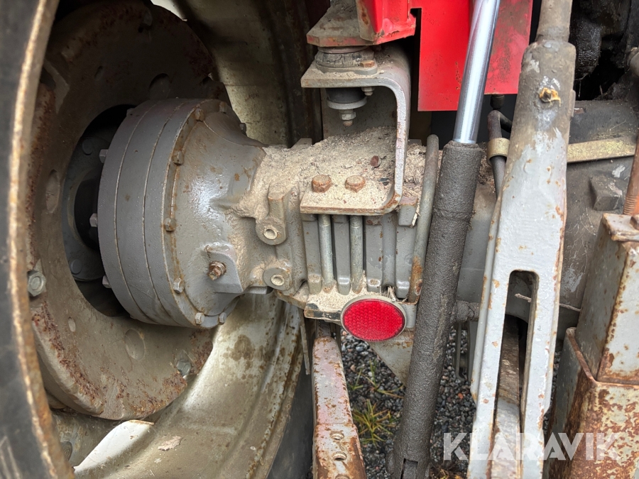 Traktor Massey Ferguson 590 med lastare och redskap