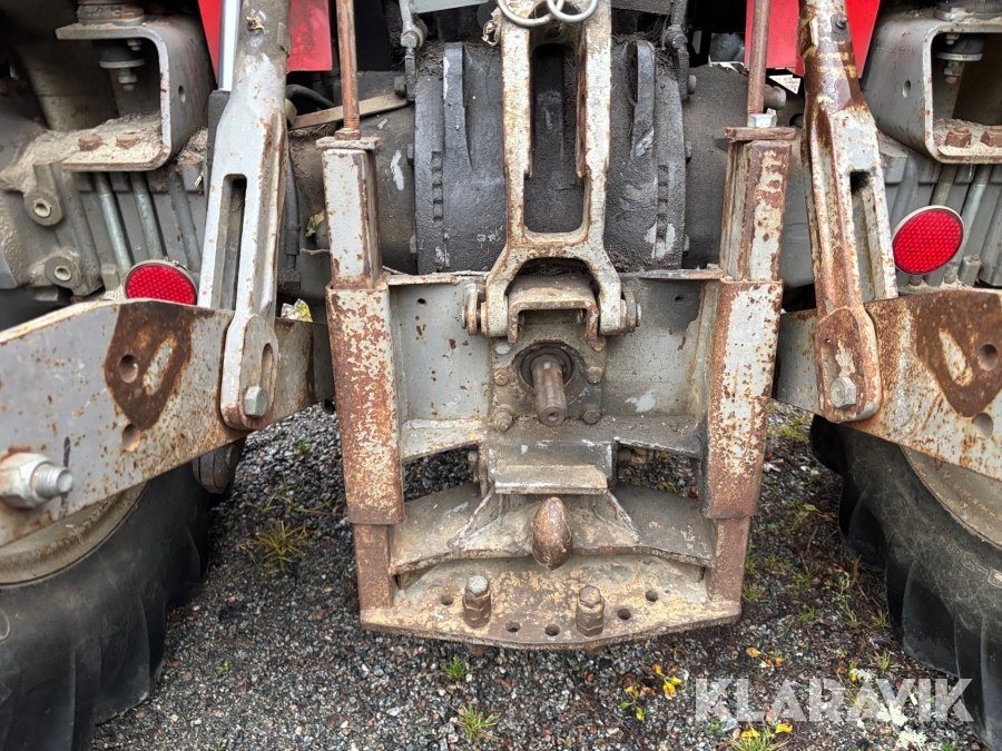 Traktor Massey Ferguson 590 med lastare och redskap