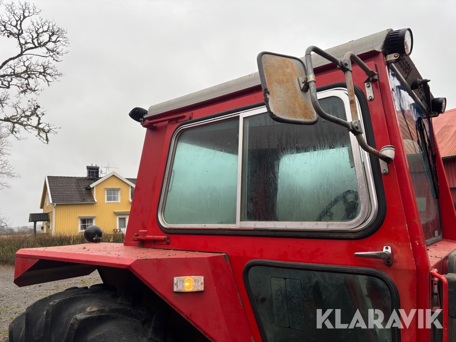 Traktor Massey Ferguson 590 med lastare och redskap