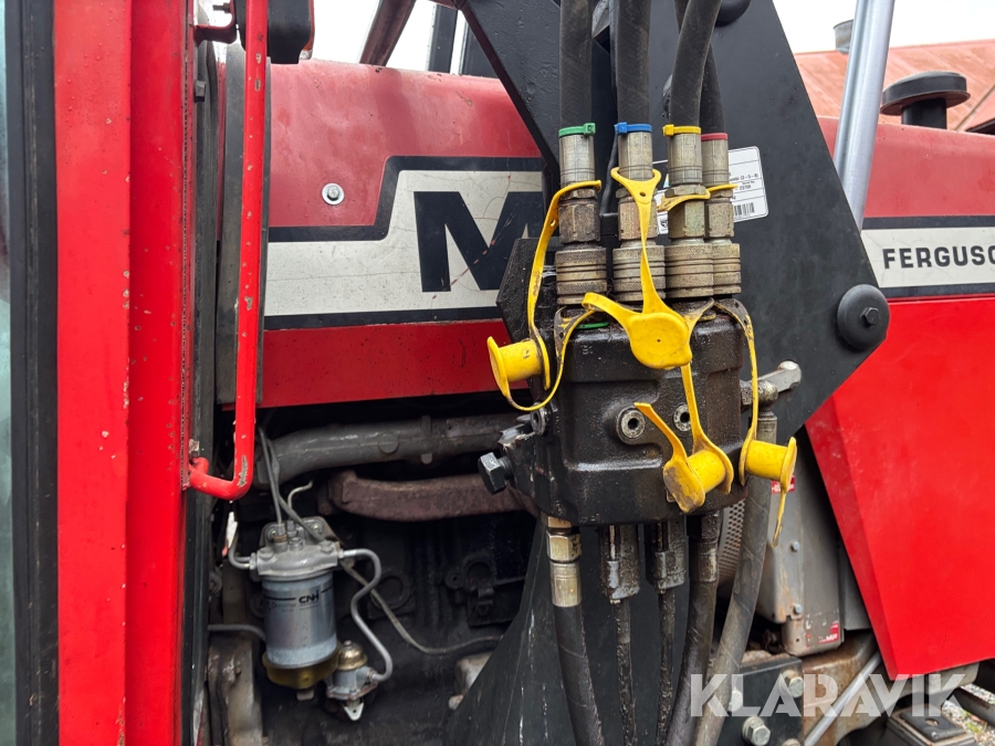 Traktor Massey Ferguson 590 med lastare och redskap