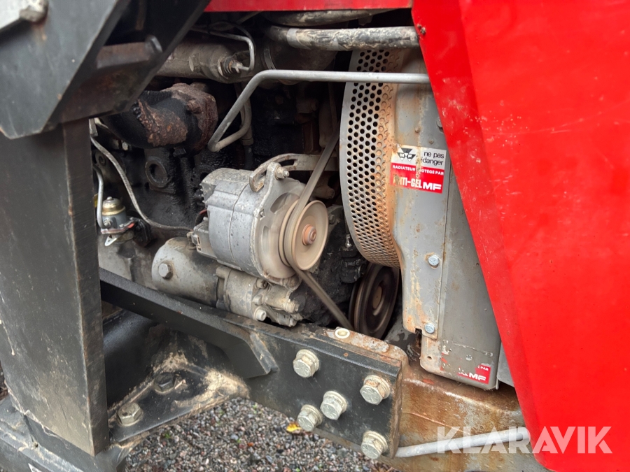 Traktor Massey Ferguson 590 med lastare och redskap