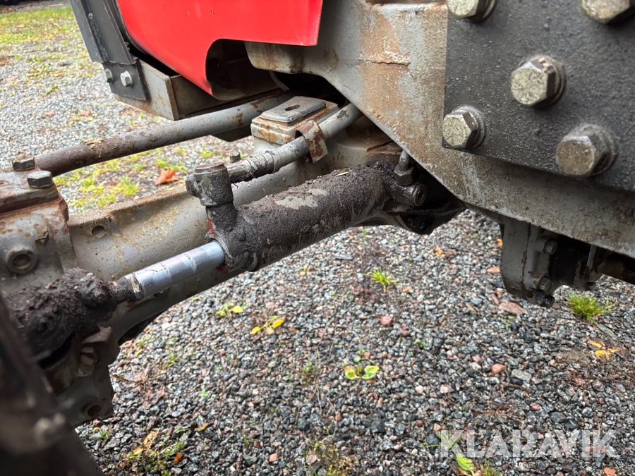 Traktor Massey Ferguson 590 med lastare och redskap
