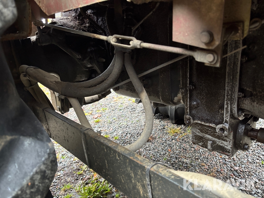 Traktor Massey Ferguson 590 med lastare och redskap