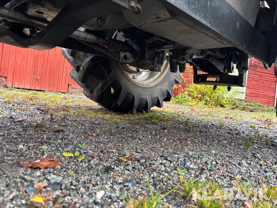 Traktor Massey Ferguson 590 med lastare och redskap