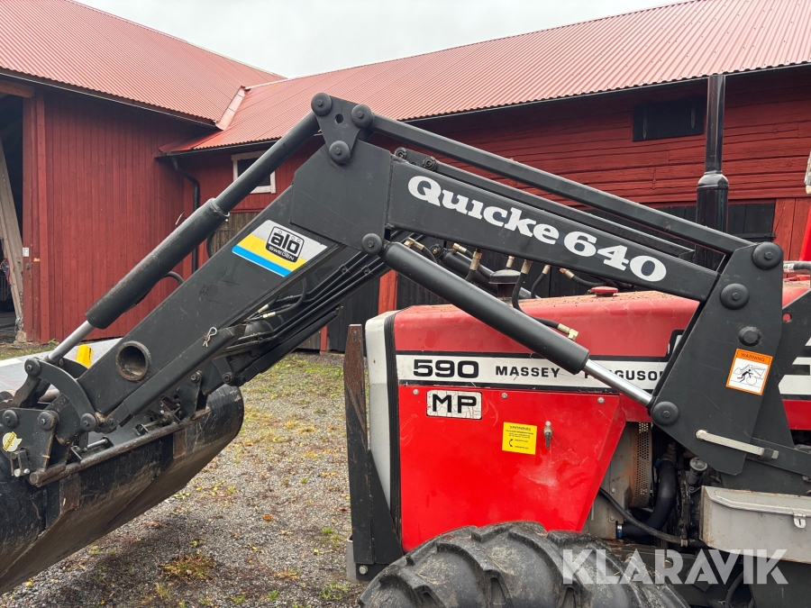Traktor Massey Ferguson 590 med lastare och redskap