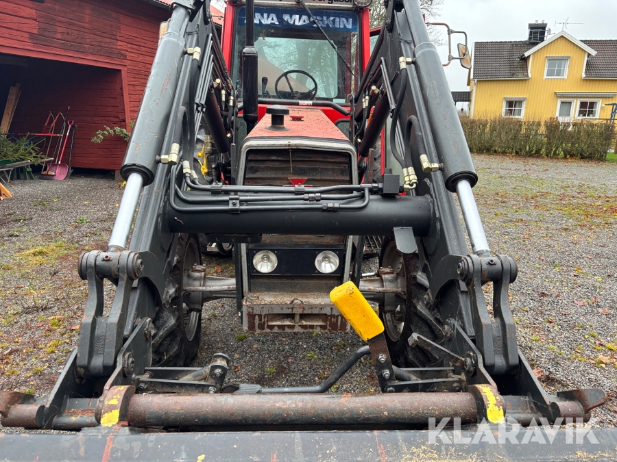 Traktor Massey Ferguson 590 med lastare och redskap