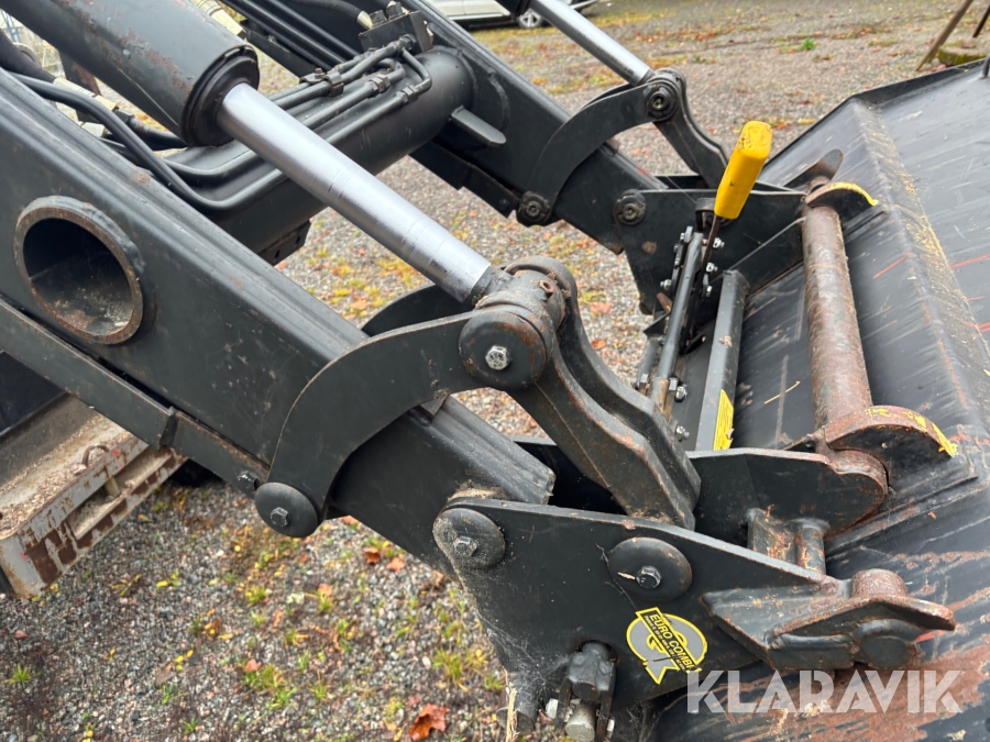 Traktor Massey Ferguson 590 med lastare och redskap