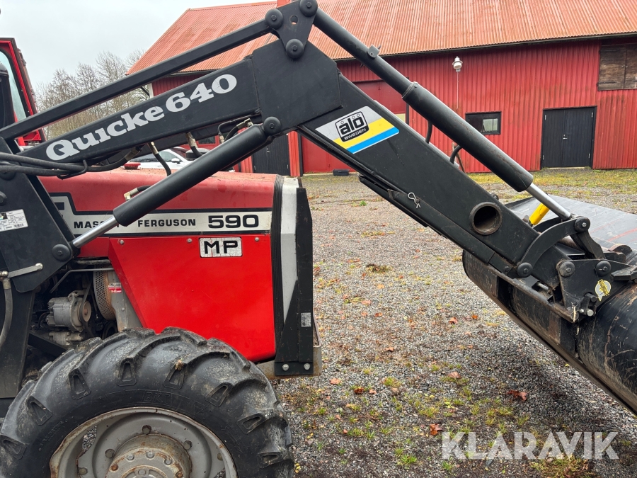 Traktor Massey Ferguson 590 med lastare och redskap