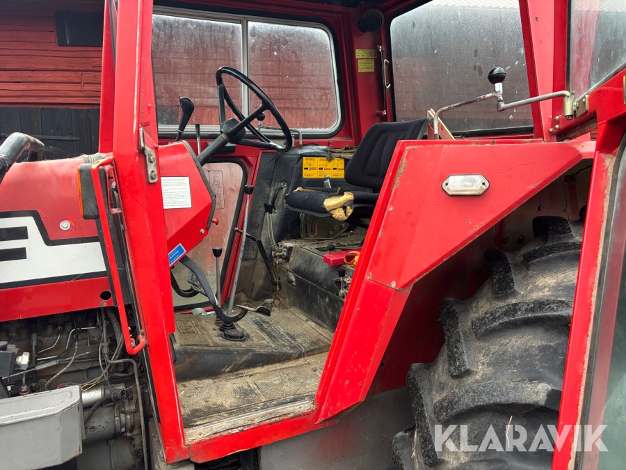 Traktor Massey Ferguson 590 med lastare och redskap