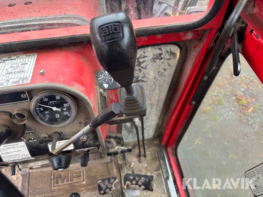 Traktor Massey Ferguson 590 med lastare och redskap