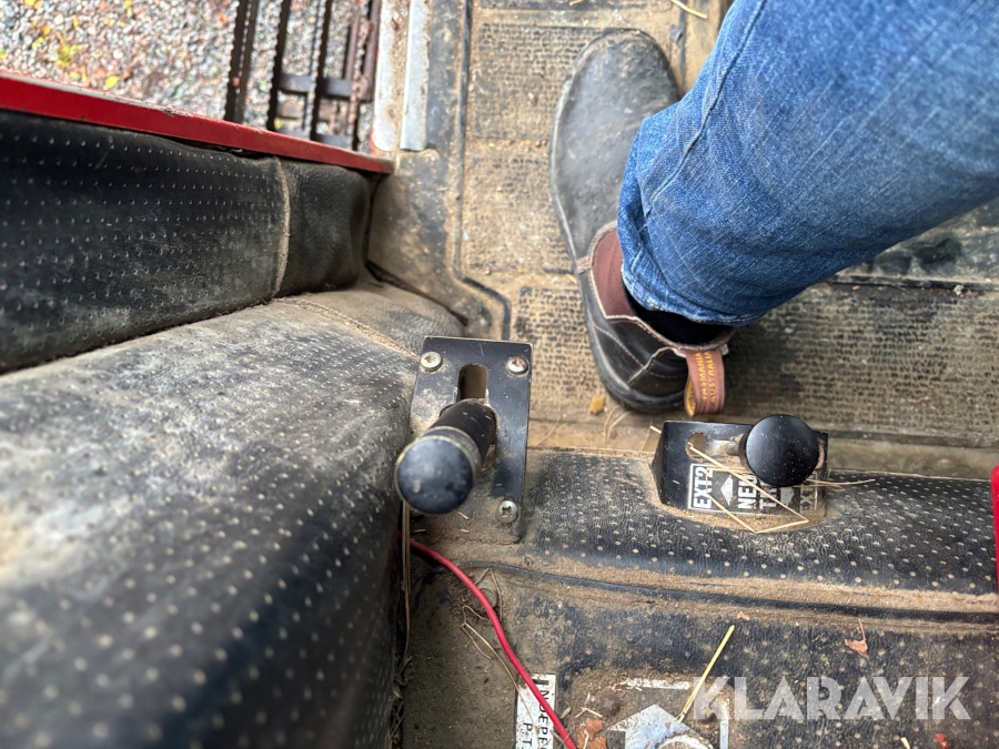 Traktor Massey Ferguson 590 med lastare och redskap