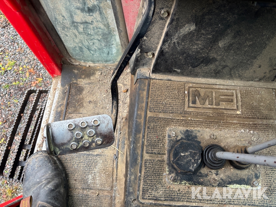 Traktor Massey Ferguson 590 med lastare och redskap