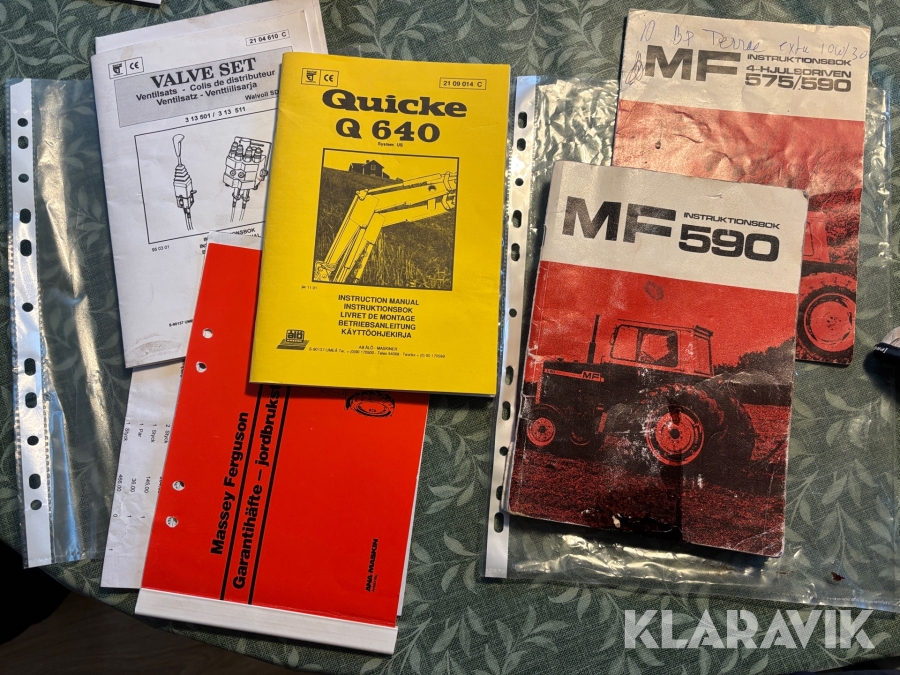 Traktor Massey Ferguson 590 med lastare och redskap