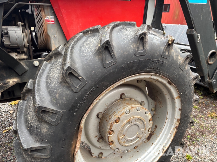 Traktor Massey Ferguson 590 med lastare och redskap