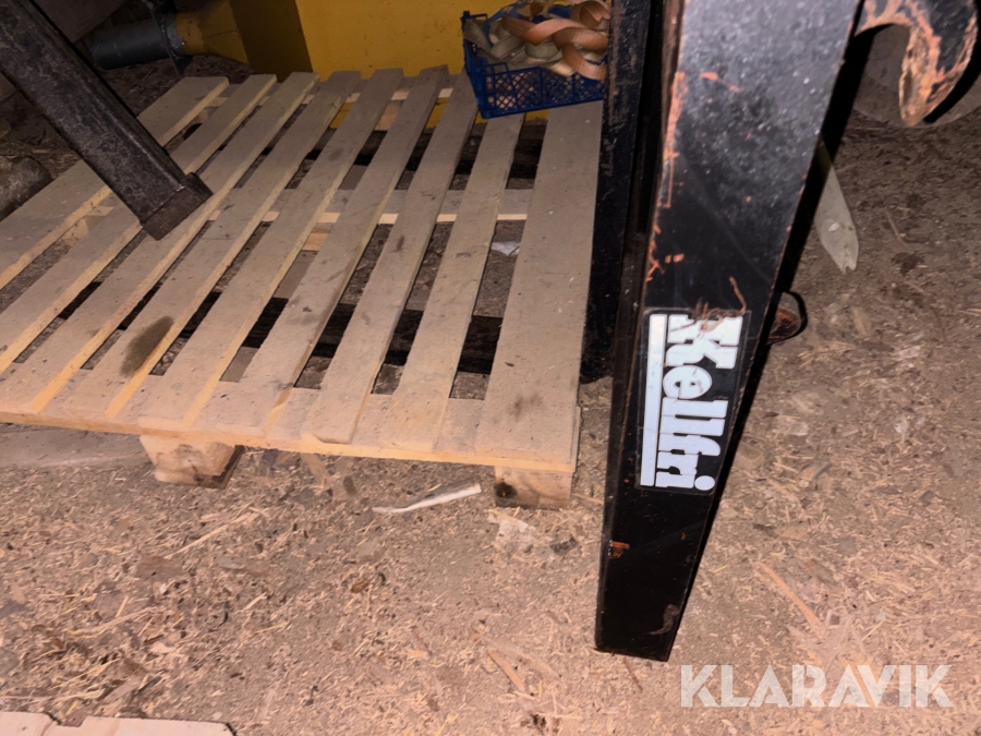 Traktor Massey Ferguson 590 med lastare och redskap