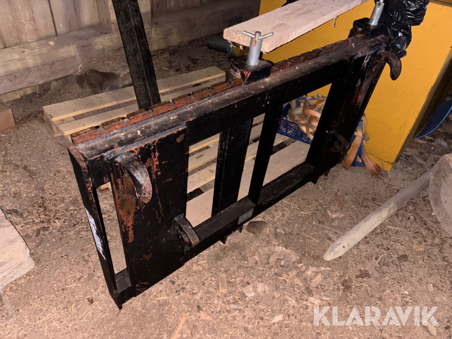 Traktor Massey Ferguson 590 med lastare och redskap