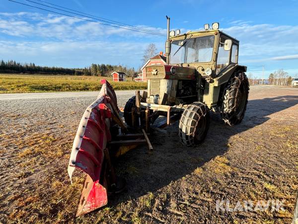 Traktor Massey Ferguson 188 med frontplog