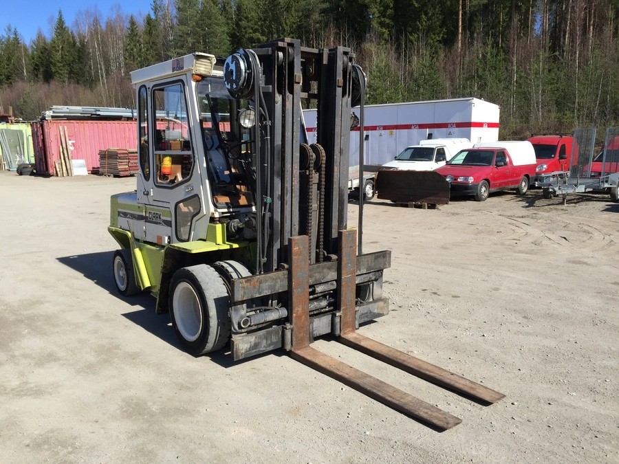 Gaffeltruck m tillsatsaggregat & Triplexstativ