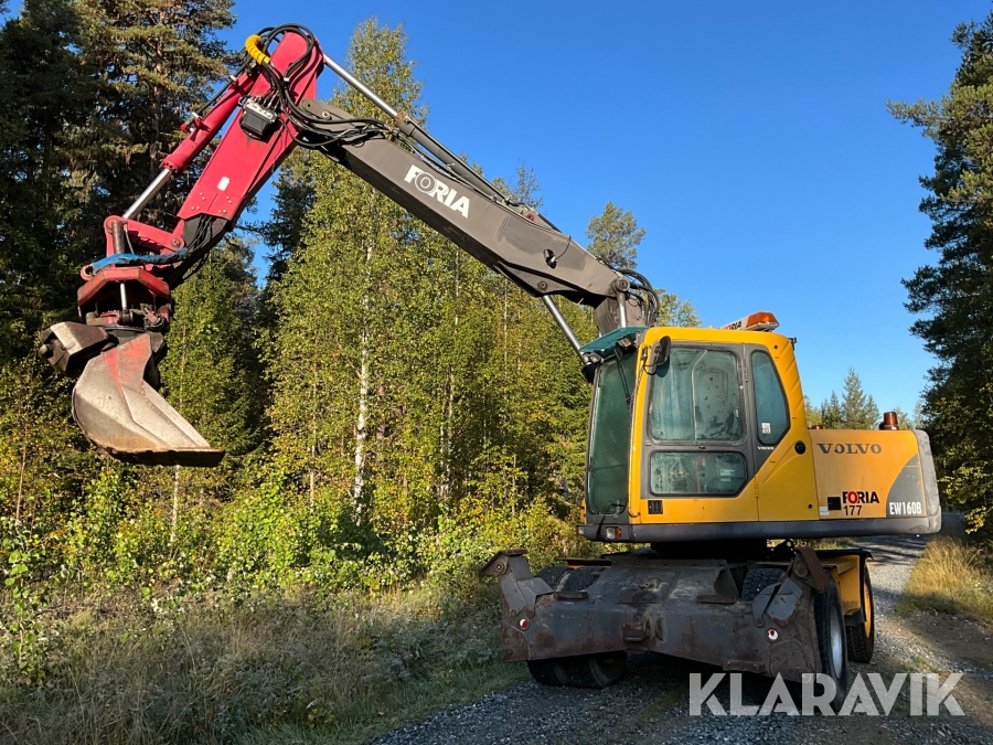 Grävmaskin Volvo EW160B med många redskap