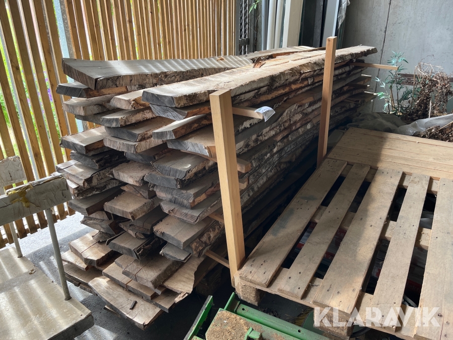 Sågad björk och emballagematerial