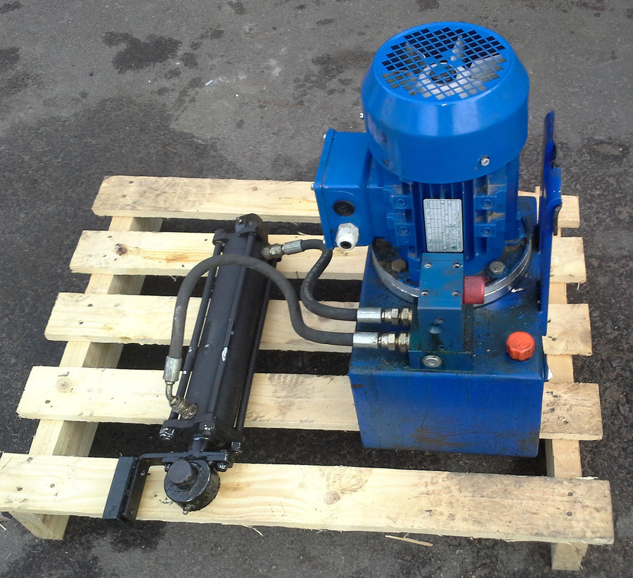 Hydraulaggregat med tryckvändande ventil 