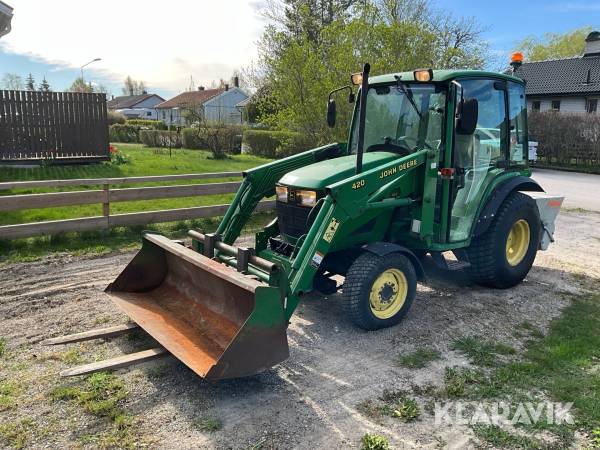 Traktor John Deere 4200 lastare, vikplog & Sandspridare