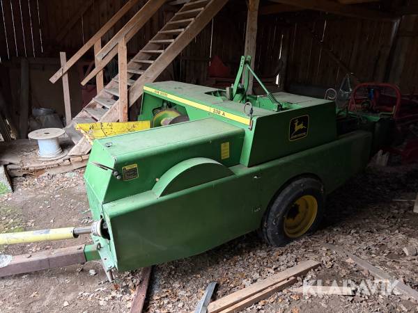 Småbalspress John Deere 332A