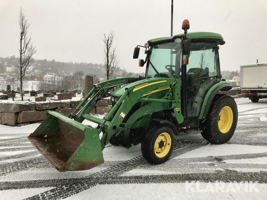 Kompakttraktor John Deere 3520 med lastare och redskap