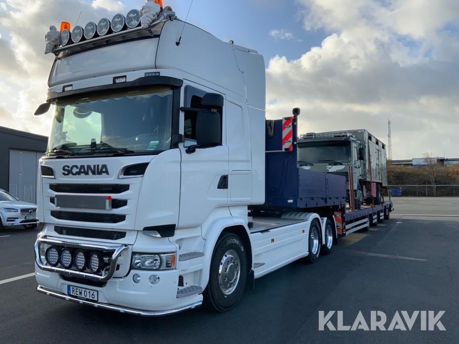 Dragbil Scania R730 med maskintrailer Fliegl 580