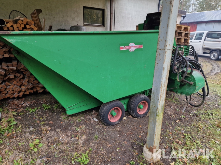 Högtippande kärra med hydraulisk inmatning