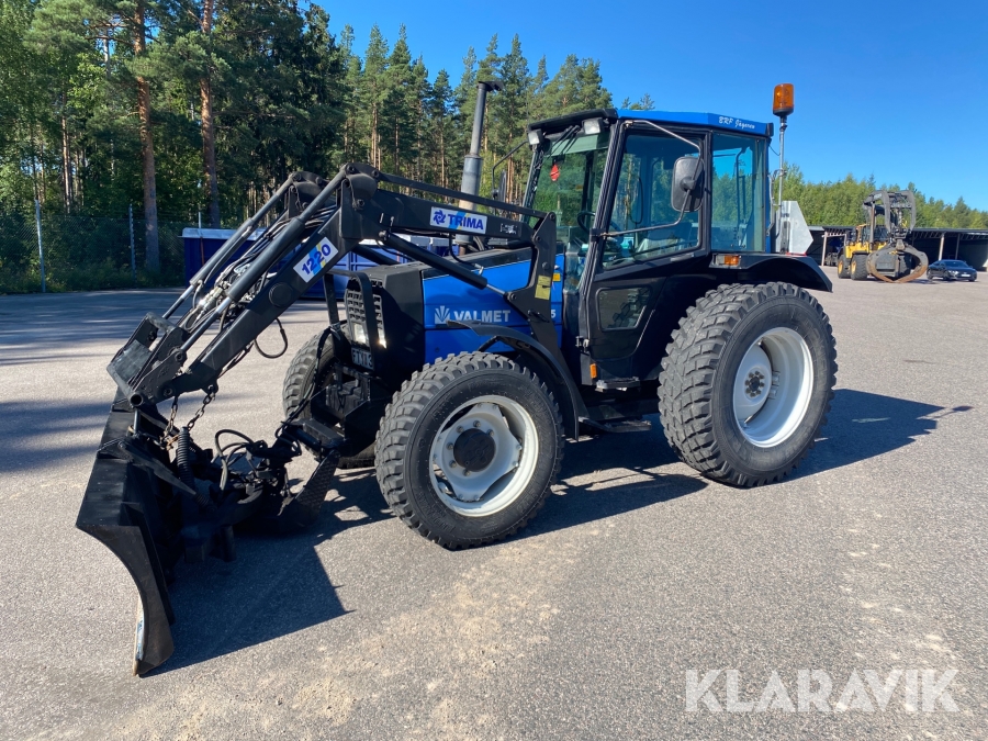 Traktor Valmet 365-4 med lastare och snöblad