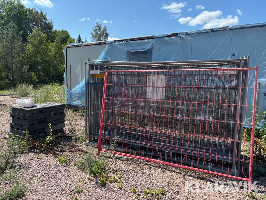 Byggstaket med fötter och fästen